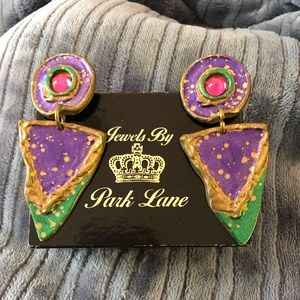 Beautiful handcrafted post earrings, lightweight.